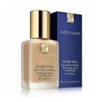 کرم پودر Estée Lauder Double Wear با پوشانندگی قوی و ماندگاری بیش از ۲۴ ساعت، یکی از بهترین انتخاب‌ها برای پوست‌های مختلط تا چرب است. با بافت سبک و فینیش نیمه‌مات، جلوه‌ای طبیعی و بدون ماسک روی پوست ایجاد می‌کند و در تمام طول روز یکدست باقی می‌ماند.